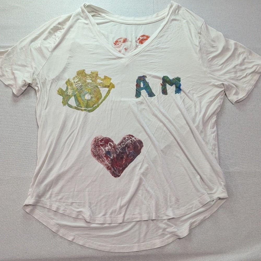 A New Day Graphic Tee Women Large White Excellent V-Neck Heart Eye I AM Rayon